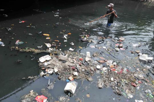 Antisipasi banjir, genangan sampah di Kali Cideng dibersihkan