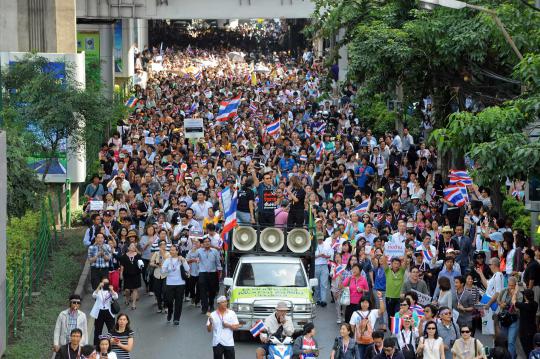 Ribuan demonstran serbu markas Tentara Kerajaan Thailand