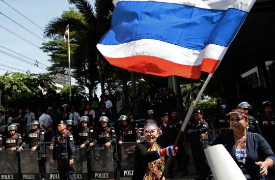 Ribuan demonstran serbu markas Tentara Kerajaan Thailand