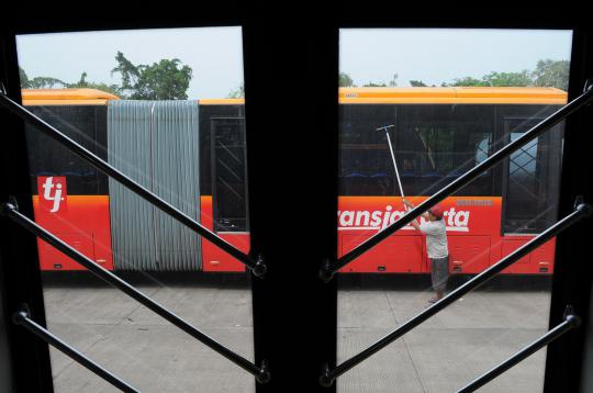 18 Armada bus Transjakarta dari China tiba di Jakarta