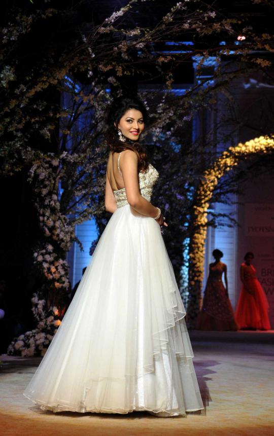 Model seksi Bollywood di Aamby Valley India Bridal Fashion 2013