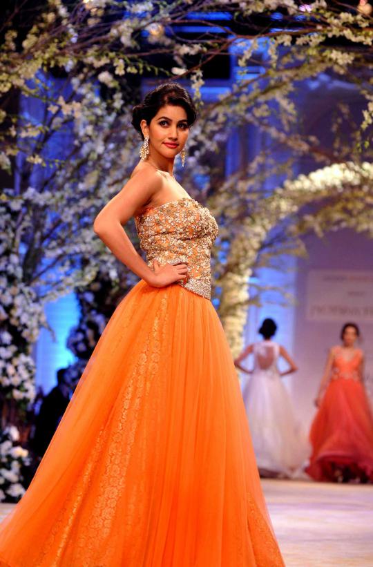 Model seksi Bollywood di Aamby Valley India Bridal Fashion 2013