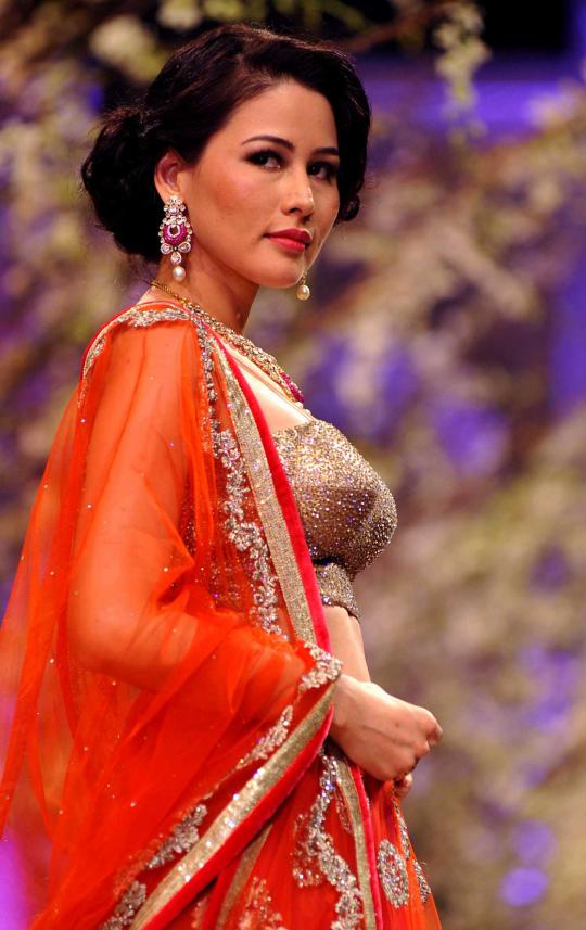 Model seksi Bollywood di Aamby Valley India Bridal Fashion 2013