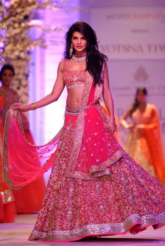 Model seksi Bollywood di Aamby Valley India Bridal Fashion 2013