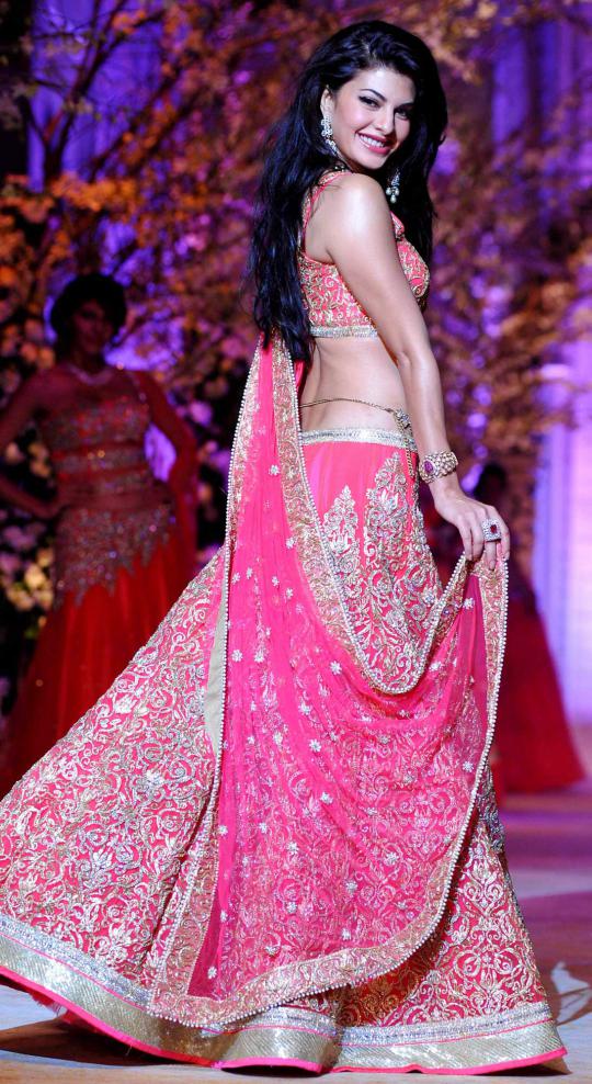 Model seksi Bollywood di Aamby Valley India Bridal Fashion 2013