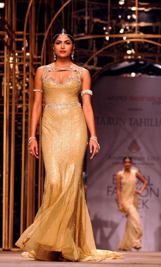 Model seksi Bollywood di Aamby Valley India Bridal Fashion 2013