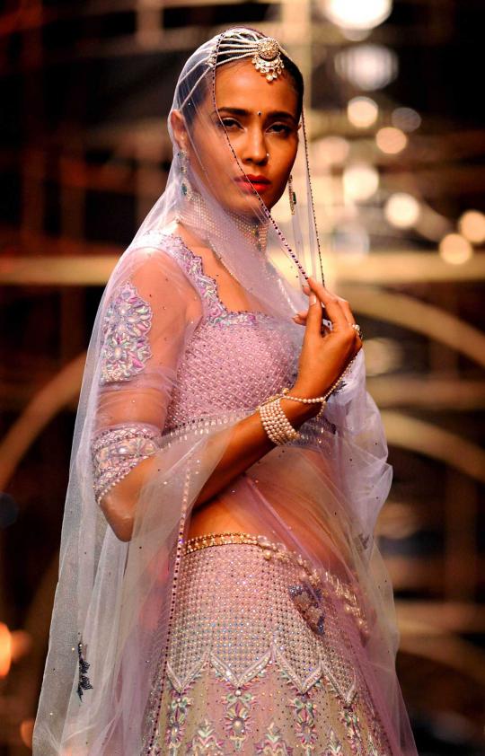 Model seksi Bollywood di Aamby Valley India Bridal Fashion 2013