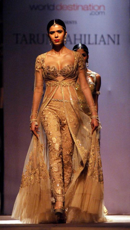 Model seksi Bollywood di Aamby Valley India Bridal Fashion 2013