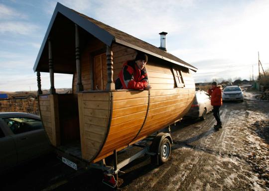 Kreatif, pria Rusia ini ciptakan mobil kayu berfasilitas sauna