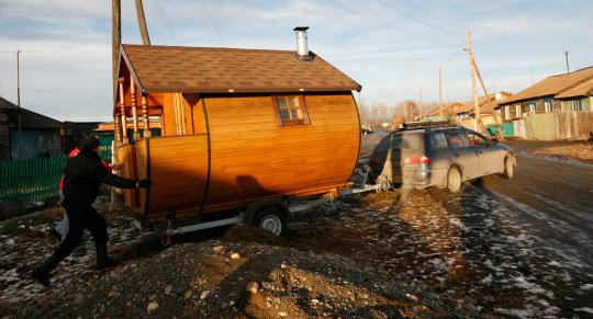 Kreatif, pria Rusia ini ciptakan mobil kayu berfasilitas sauna