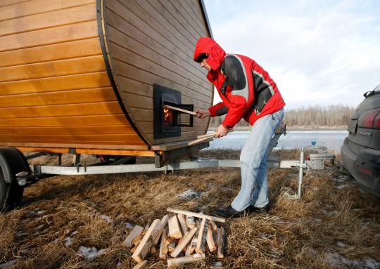 Kreatif, pria Rusia ini ciptakan mobil kayu berfasilitas sauna