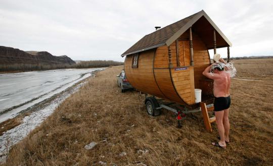 Kreatif, pria Rusia ini ciptakan mobil kayu berfasilitas sauna