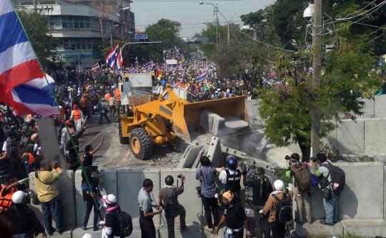 Massa gunakan bulldozer jebol barikade beton Yingluck