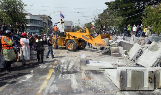 Massa gunakan bulldozer jebol barikade beton Yingluck