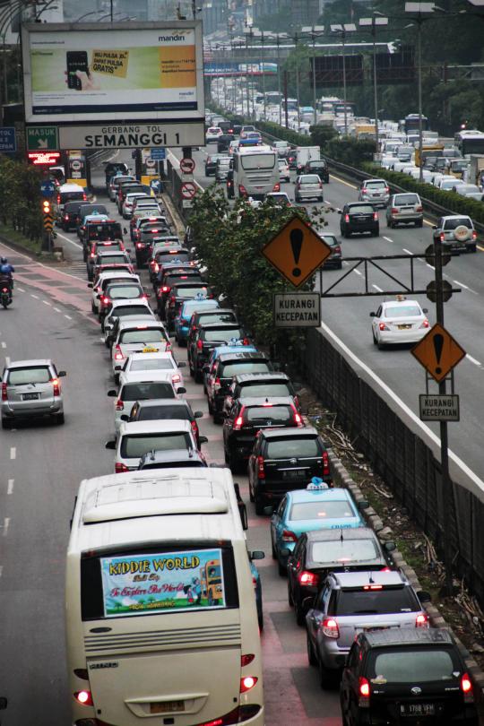 Kepadatan kendaraan jelang kenaikan tarif tol dalam kota