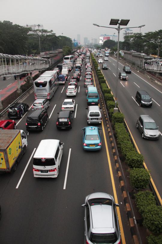 Kepadatan kendaraan jelang kenaikan tarif tol dalam kota