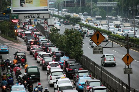 Kepadatan kendaraan jelang kenaikan tarif tol dalam kota