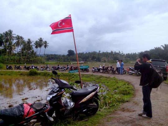 Aparat turunkan bendera GAM di Aceh