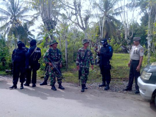 Aparat turunkan bendera GAM di Aceh