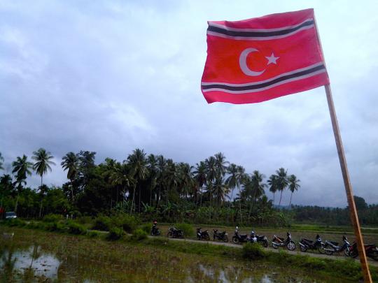Aparat turunkan bendera GAM di Aceh