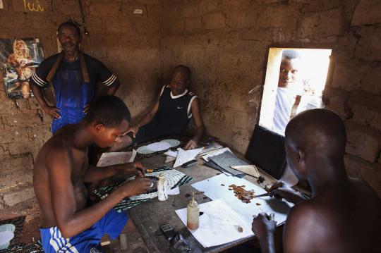 Keindahan karya seni mozaik kupu-kupu Republik Afrika Tengah