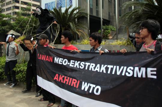 Aksi teatrikal Jatam tolak WTO di Kemendag