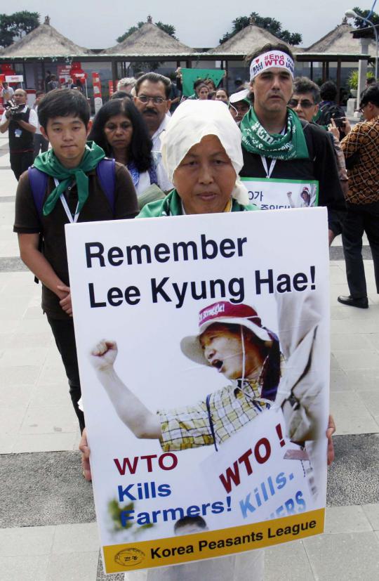 Himpunan tani Korea dan India demo di Bali tuntut pembubaran WTO