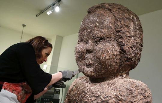 Wanita ini ciptakan patung cokelat Manneken Pis seberat 1.000 kg