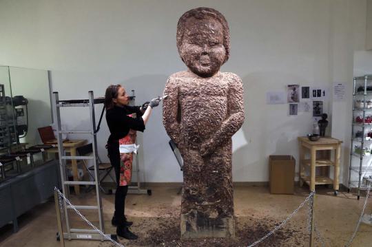 Wanita ini ciptakan patung cokelat Manneken Pis seberat 1.000 kg