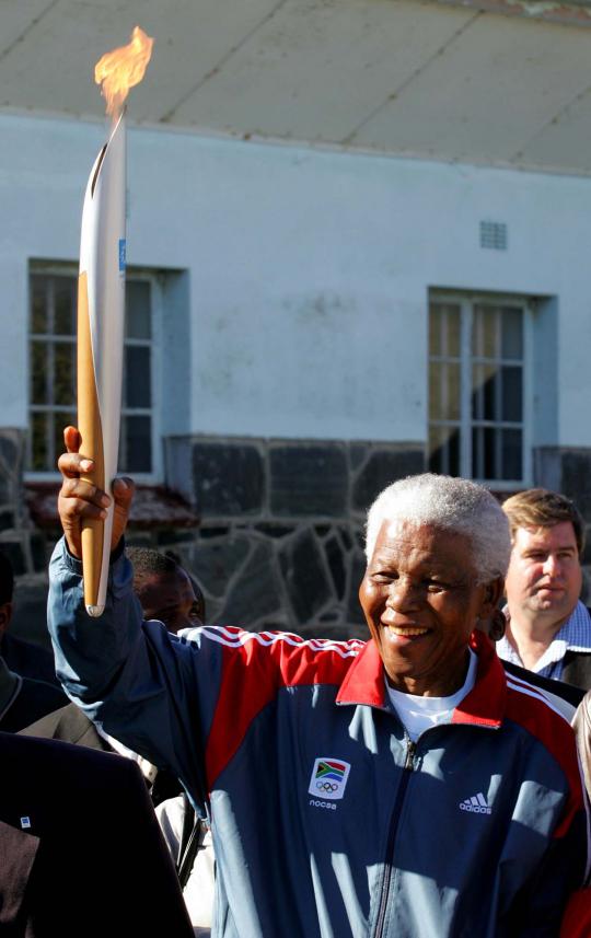 Senyum Nelson Mandela membawa obor Olimpiade Athena di Cape Town