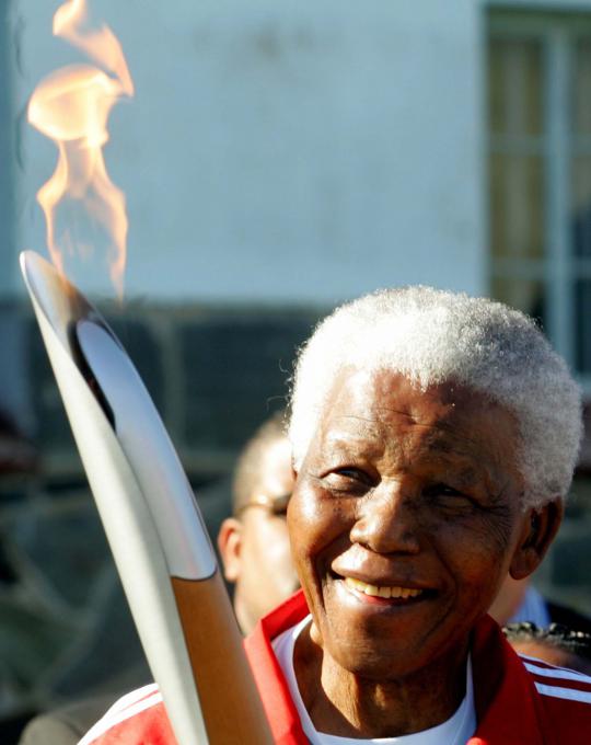 Senyum Nelson Mandela membawa obor Olimpiade Athena di Cape Town