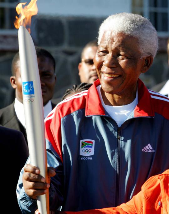 Senyum Nelson Mandela membawa obor Olimpiade Athena di Cape Town