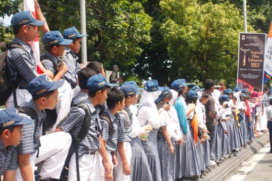 Ratusan anak sekolah di Semarang antusias tonton pawai FFI