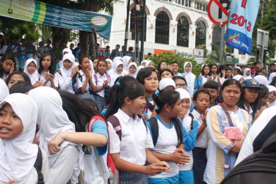 Ratusan anak sekolah di Semarang antusias tonton pawai FFI