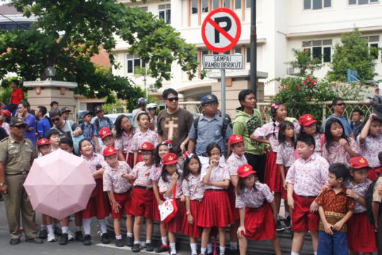 Ratusan anak sekolah di Semarang antusias tonton pawai FFI