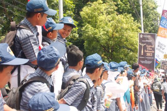 Ratusan anak sekolah di Semarang antusias tonton pawai FFI