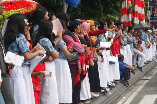 Ratusan anak sekolah di Semarang antusias tonton pawai FFI