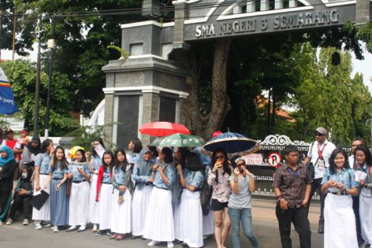 Ratusan anak sekolah di Semarang antusias tonton pawai FFI