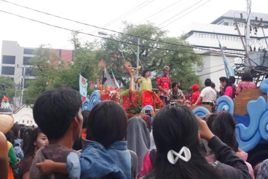 Ratusan anak sekolah di Semarang antusias tonton pawai FFI