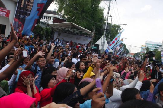 Suasana kemeriahan saat pawai FFI di Semarang