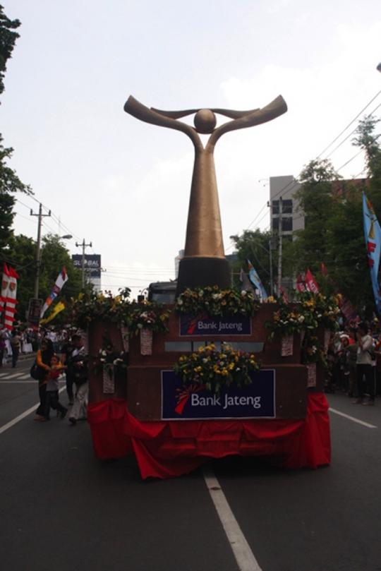 Suasana kemeriahan saat pawai FFI di Semarang