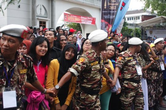 Suasana kemeriahan saat pawai FFI di Semarang