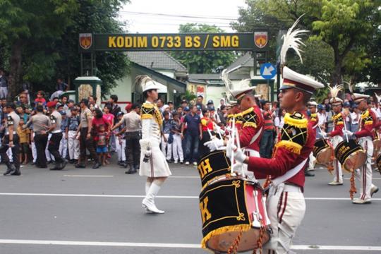 Suasana kemeriahan saat pawai FFI di Semarang