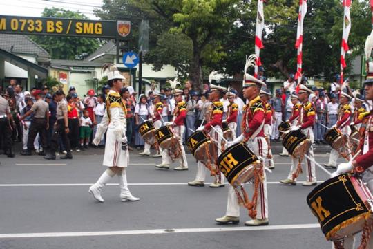 Suasana kemeriahan saat pawai FFI di Semarang