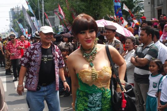 Suasana kemeriahan saat pawai FFI di Semarang