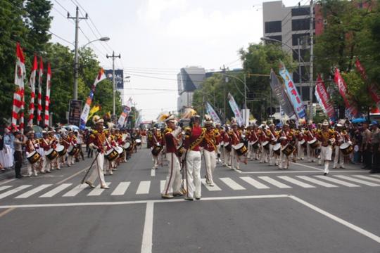 Suasana kemeriahan saat pawai FFI di Semarang