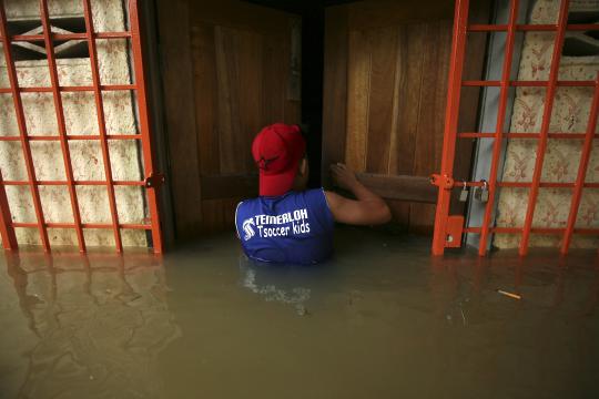 Banjir Malaysia, ratusan rumah dan mobil masih terendam