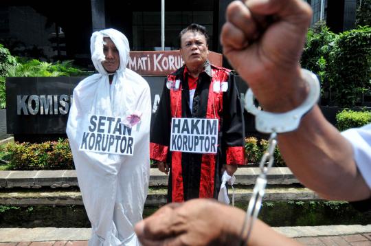 Peringati Hari Antikorupsi, puluhan mahasiswa demo di Gedung KPK