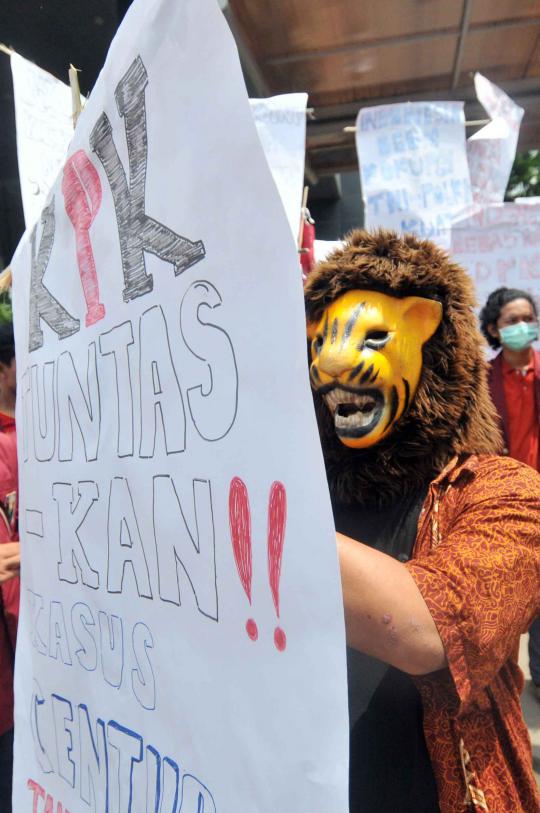 Peringati Hari Antikorupsi, puluhan mahasiswa demo di Gedung KPK