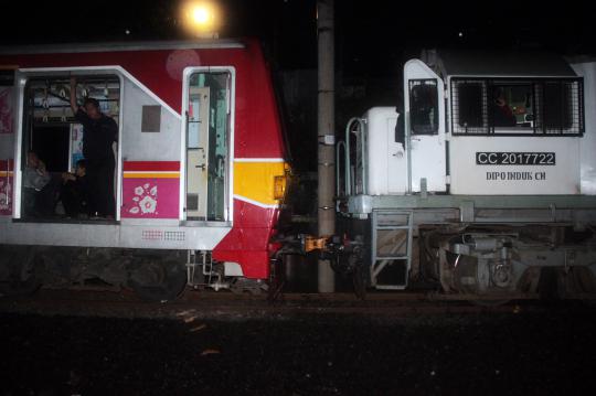 Evakuasi KRL tabrak truk tangki berlangsung hingga malam hari
